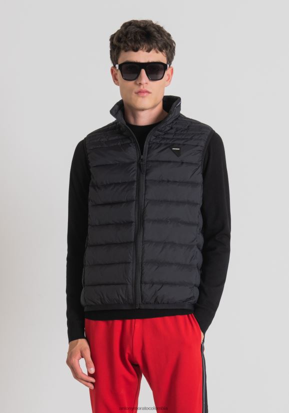 ropa hombres negro 24JL2B9 Chaqueta sin mangas de nailon de corte entallado con acolchado ecológico Sorona Aura Antony Morato