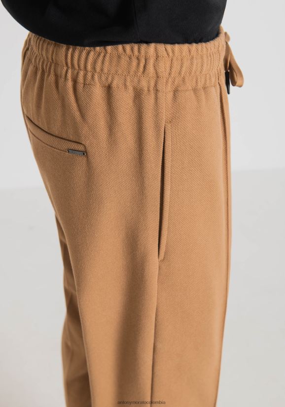 ropa hombres 2098 24JL2B255 Pantalones de chándal carrot fit en sarga de mezcla de algodón elástica con pliegues Antony Morato
